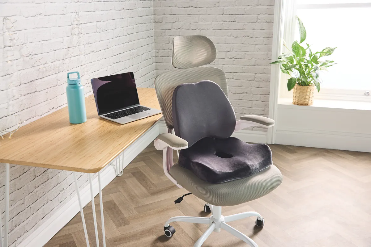 Kompakte Aufbewahrungslösung für den Schreibtisch