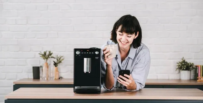 Kompakter Kaffeevollautomat auf einer Küchentheke.