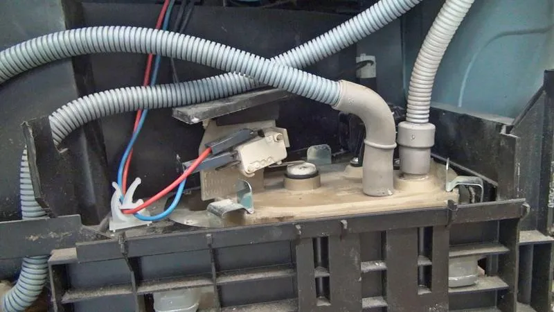 Kondensatschläuche aufstecken