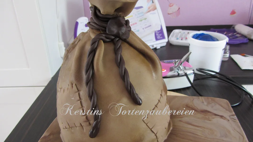 Kordel aus Schokofondant, an der Torte befestigt