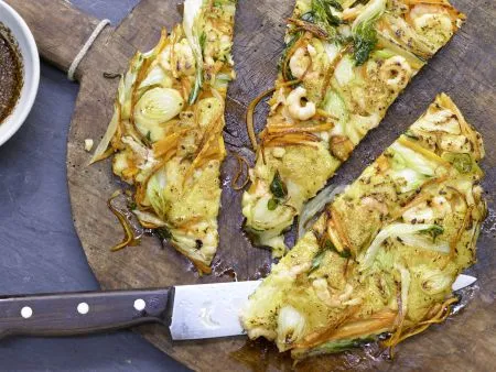 Koreanischer Pfannkuchen mit Möhre und Paksoi, bestreut mit Sesamkörnern für zusätzlichen Geschmack