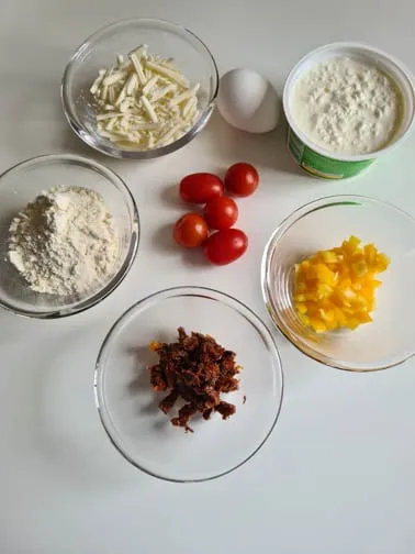 Körniger Frischkäse und weitere Zutaten für Hüttenkäsetaler Rezept