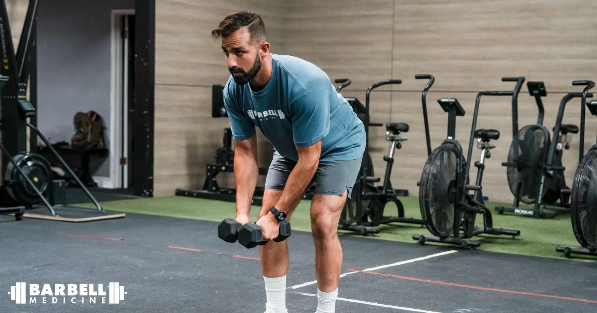 Korrekte Haltung bei Reverse Flyes mit Kurzhanteln