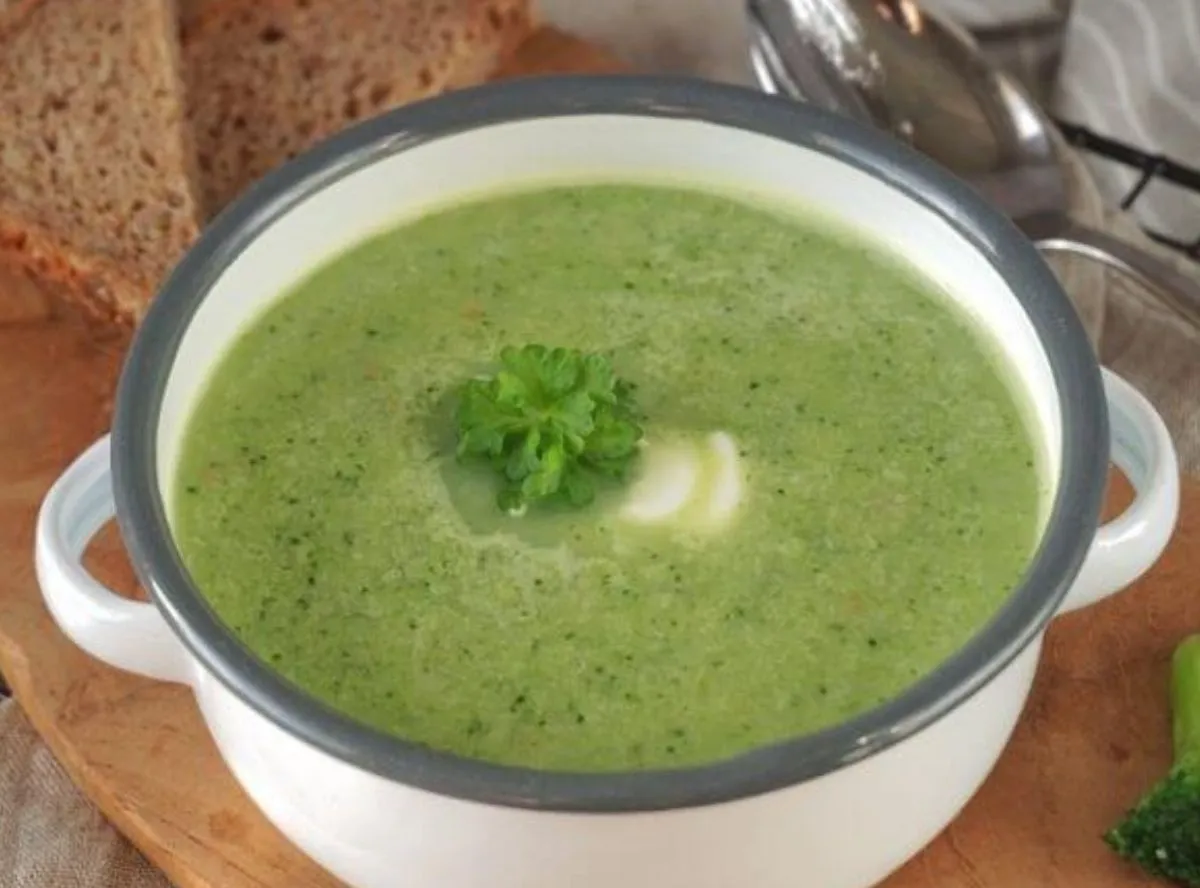 Köstliche Low Carb Brokkolisuppe, ideal für eine leichte Mahlzeit