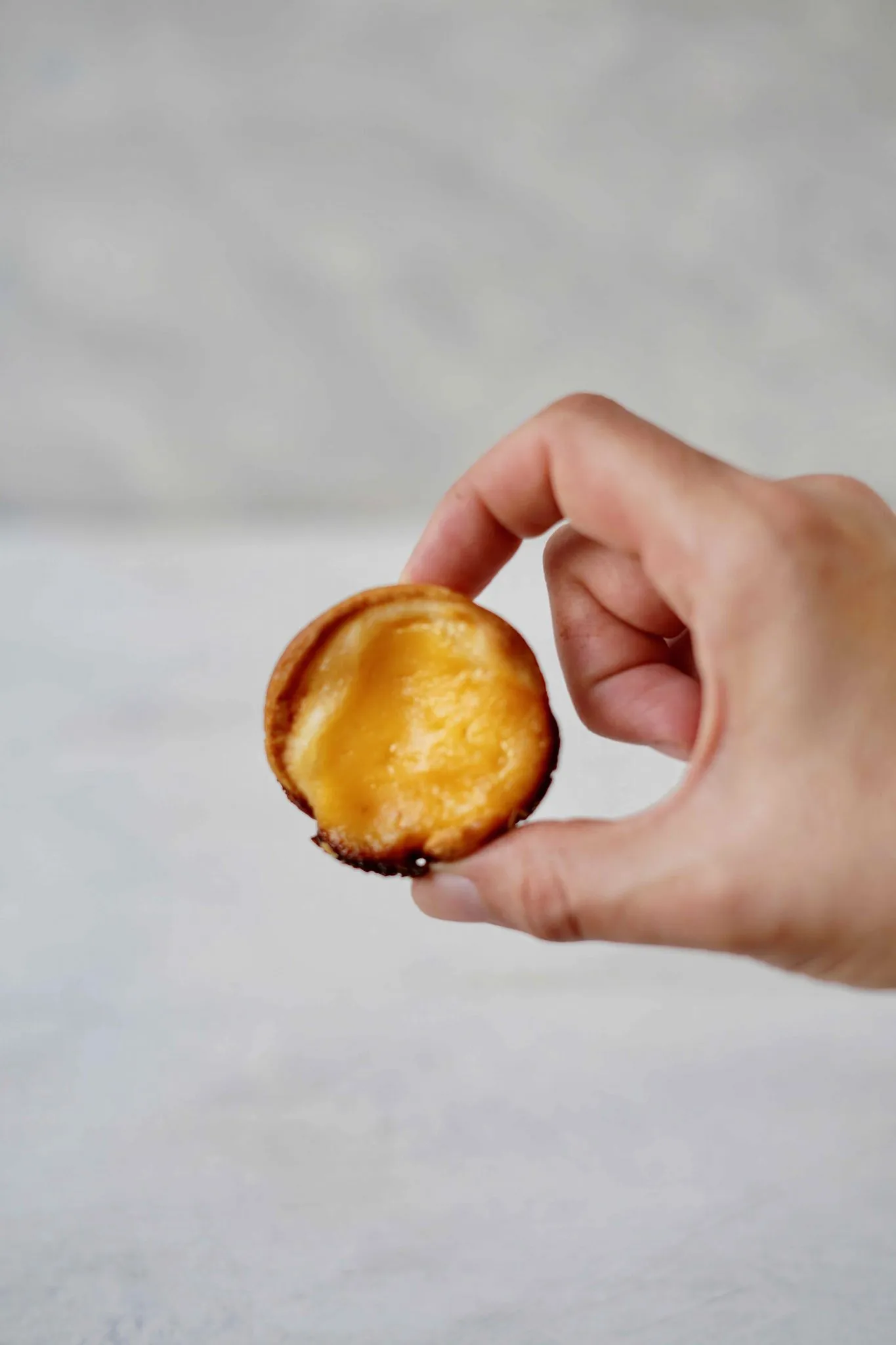 Köstliche Pastéis de Nata auf einem Holzbrett