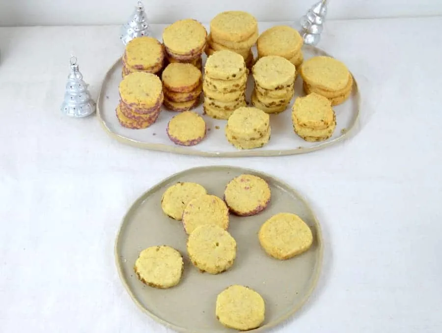 Köstliche Walnusstaler, liebevoll zubereitet und bereit zum Genießen in der Weihnachtszeit