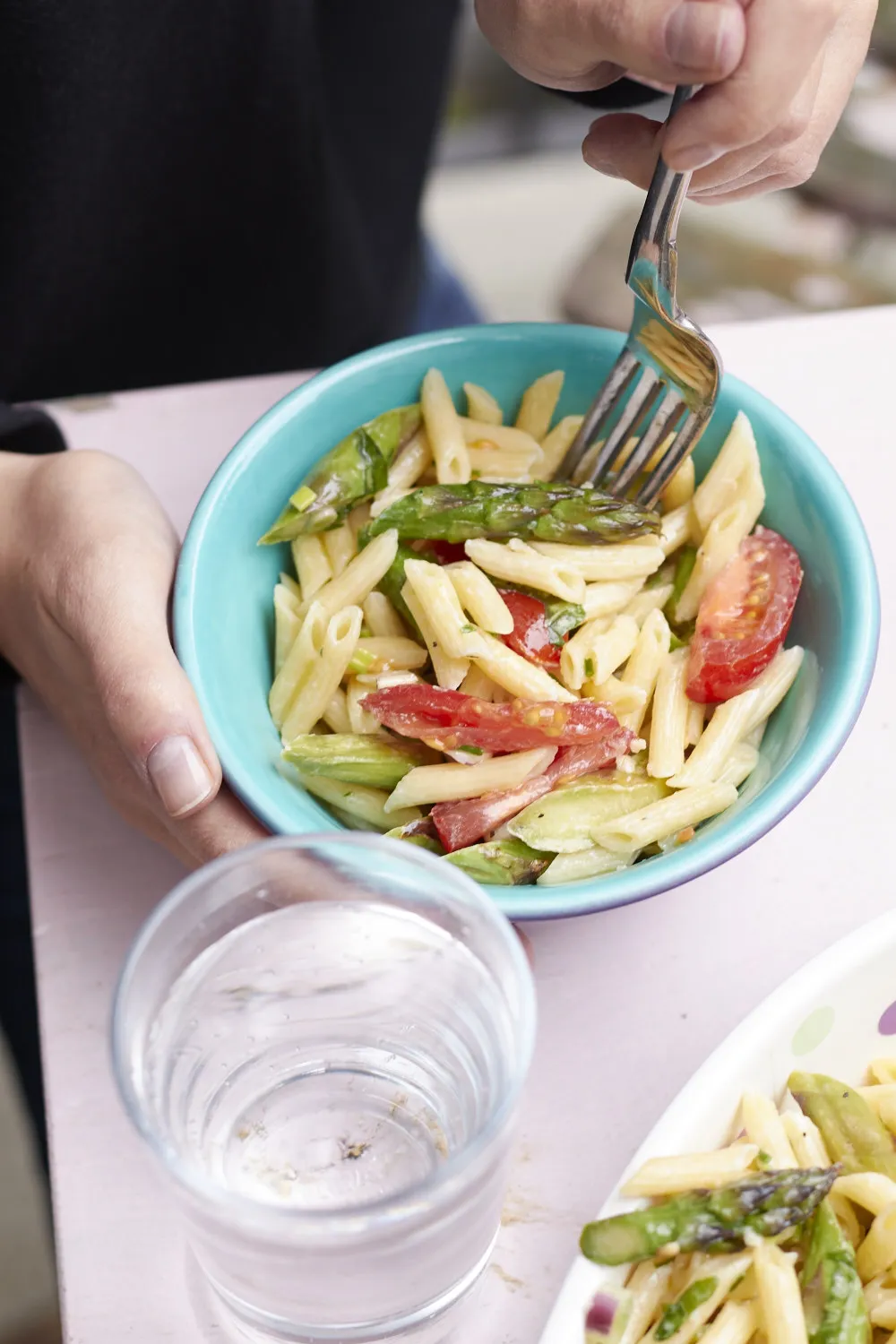 Köstlicher Nudelsalat mit grünem Spargel