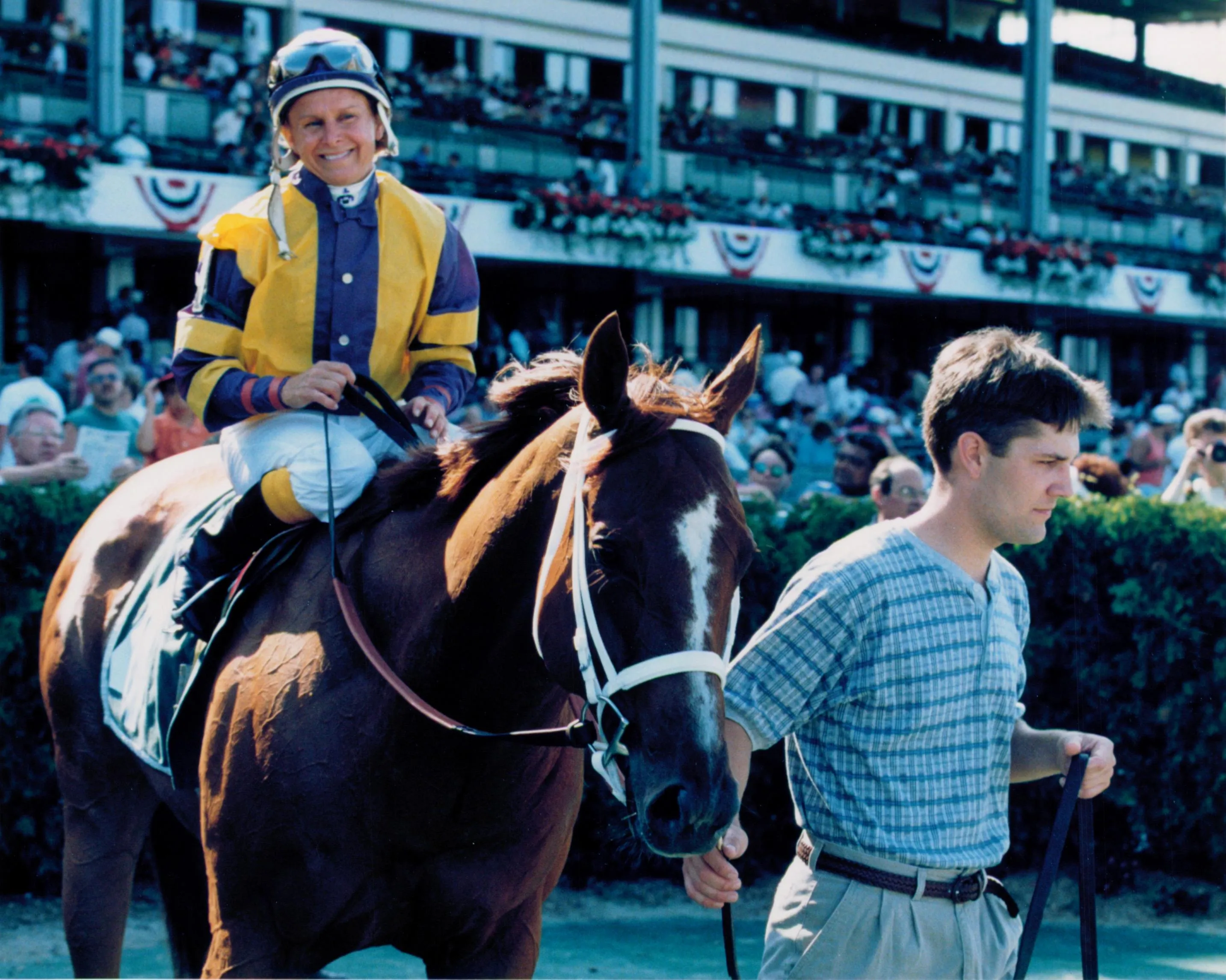 Krone auf dem von Forbes trainierten Pferd Boyce während eines Rennens