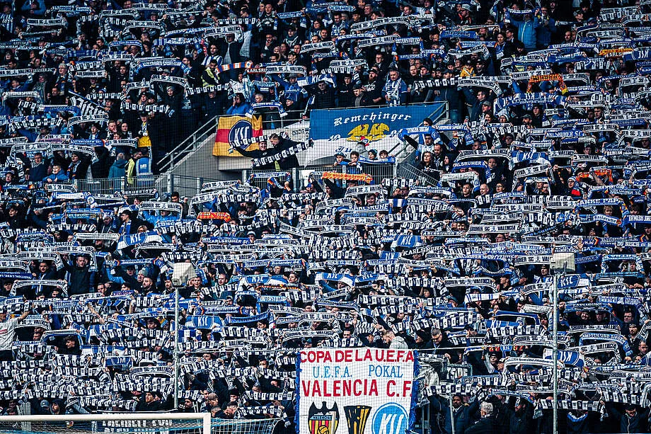 KSC-Fans bejubeln ihr Team beim Heimspiel gegen Paderborn