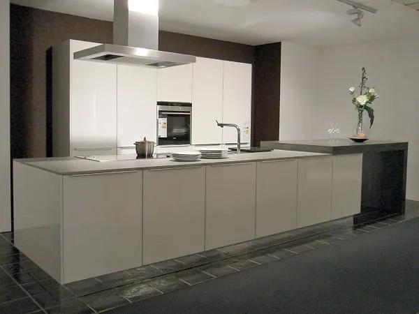 Küchen im Fabrikverkauf: Hochschrankzeile mit Kochinsel in Lack Weiß Hochglanz