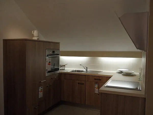 Küchen im Werksverkauf: Kompakte U-Küche mit Fronten in Holzdekor