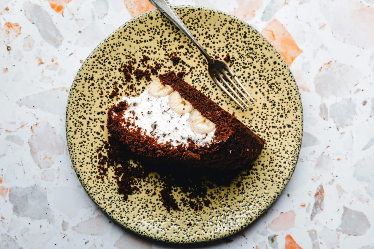 Kuchen mit Sahnefüllung vor den Krümeln