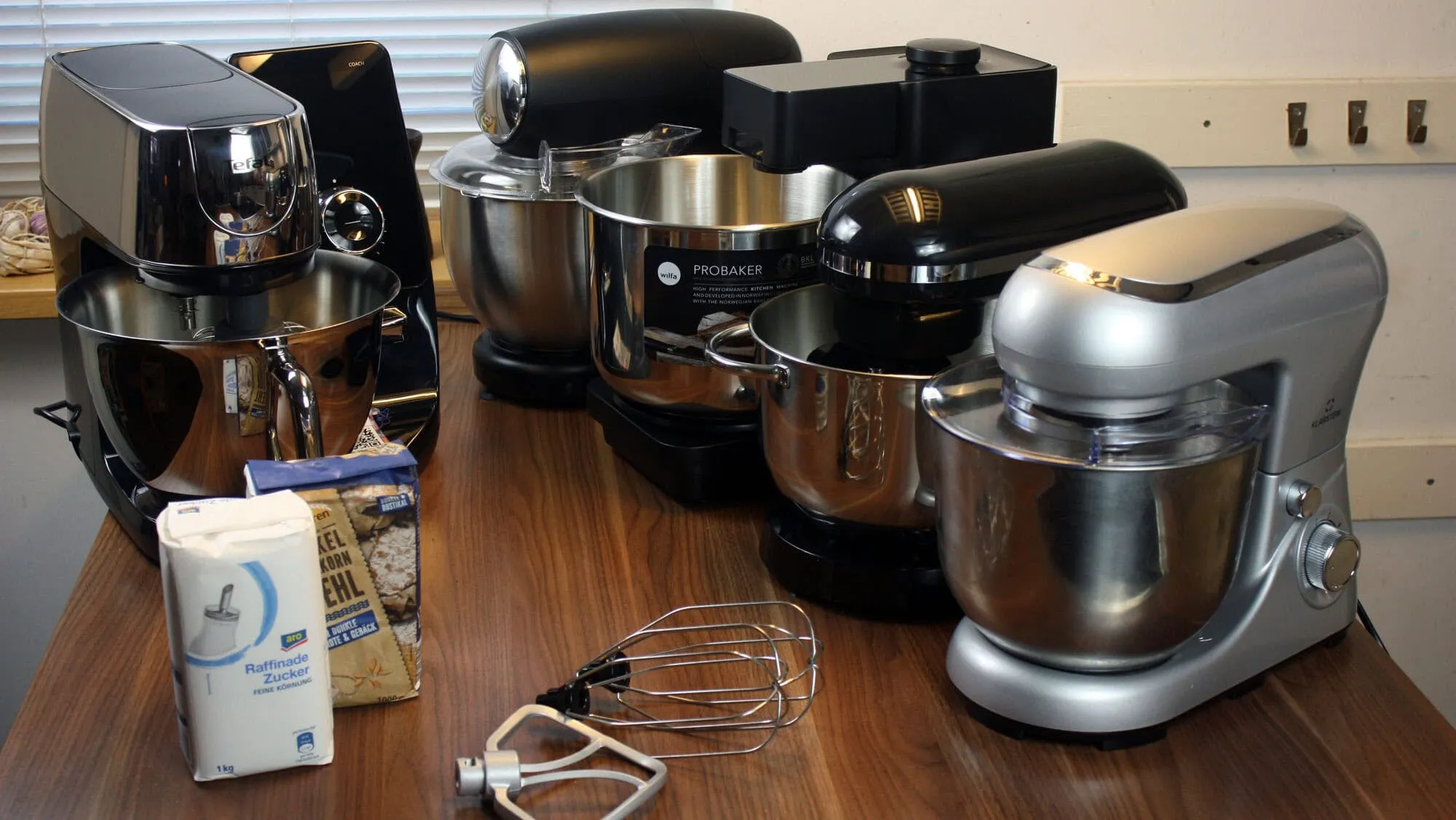 Küchenmaschine Test: Testgeräte auf dem Tisch