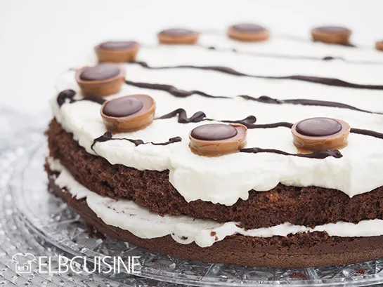 Kuchenstück mit Toffifee und cremiger Füllung, bereit zum Genießen.