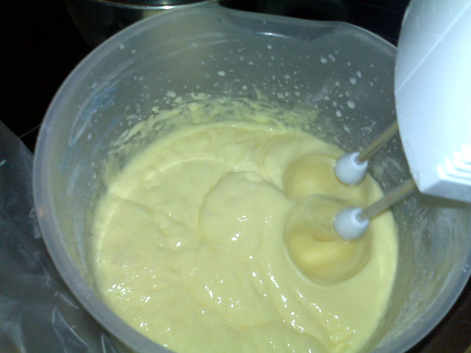 Kuchenstücke werden mit Paradiescreme zu einem Polizeiauto geformt