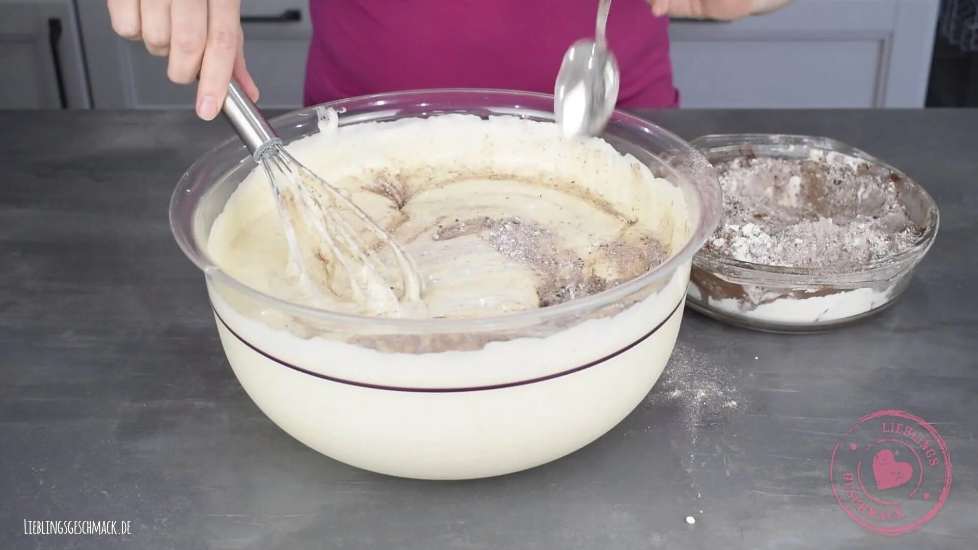 Kuchenteig wird in einer Schüssel gerührt