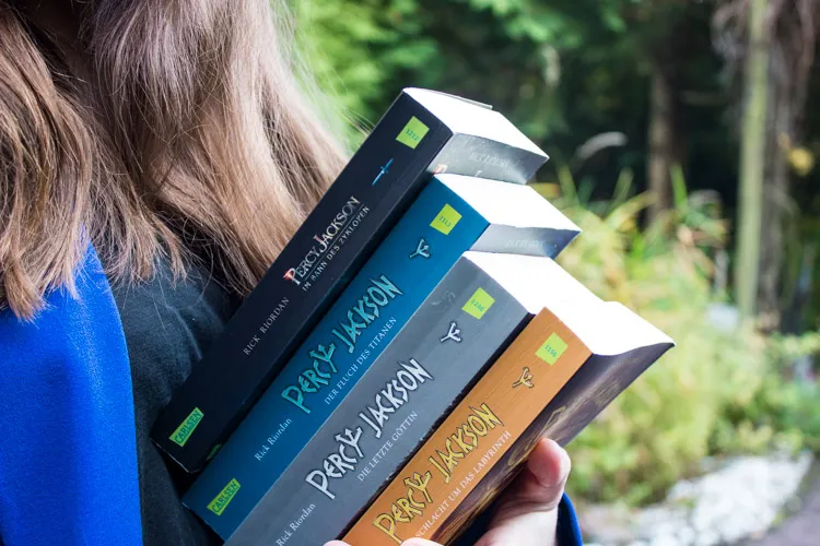 Künstlerische Darstellung von Göttern des Olymps in moderner Kulisse.