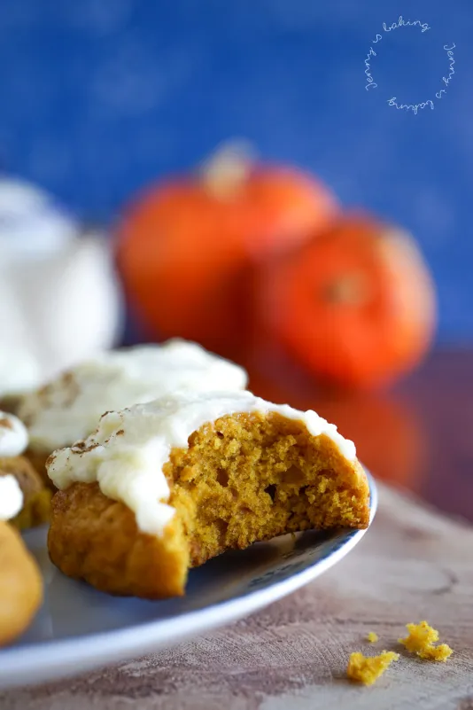 Kürbis-Cookies mit Frischkäse-Frosting bereit zum Servieren, mit leichtem Zimtstaub