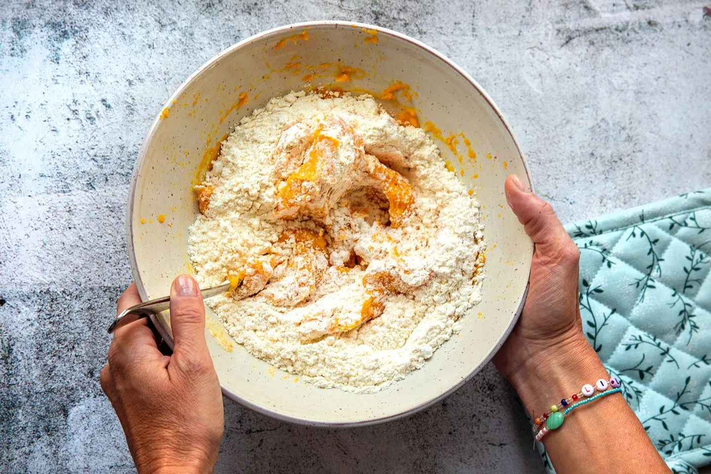 Kürbismasse und Zutaten für Gnocchi auf der Arbeitsfläche