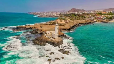 Küste von Praia de Santiago und der Leuchtturm von Praia | © Wirestock, iStockphoto.com / Chamäleon