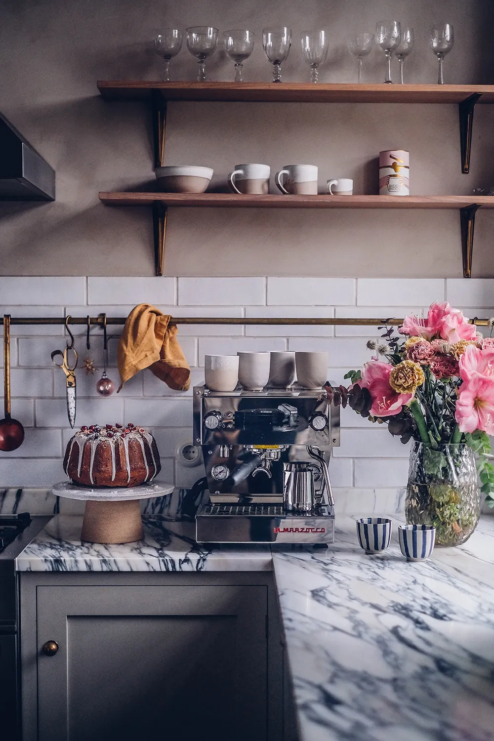 La Marzocco Linea Mini in Betrieb mit Tasse und Milchkännchen