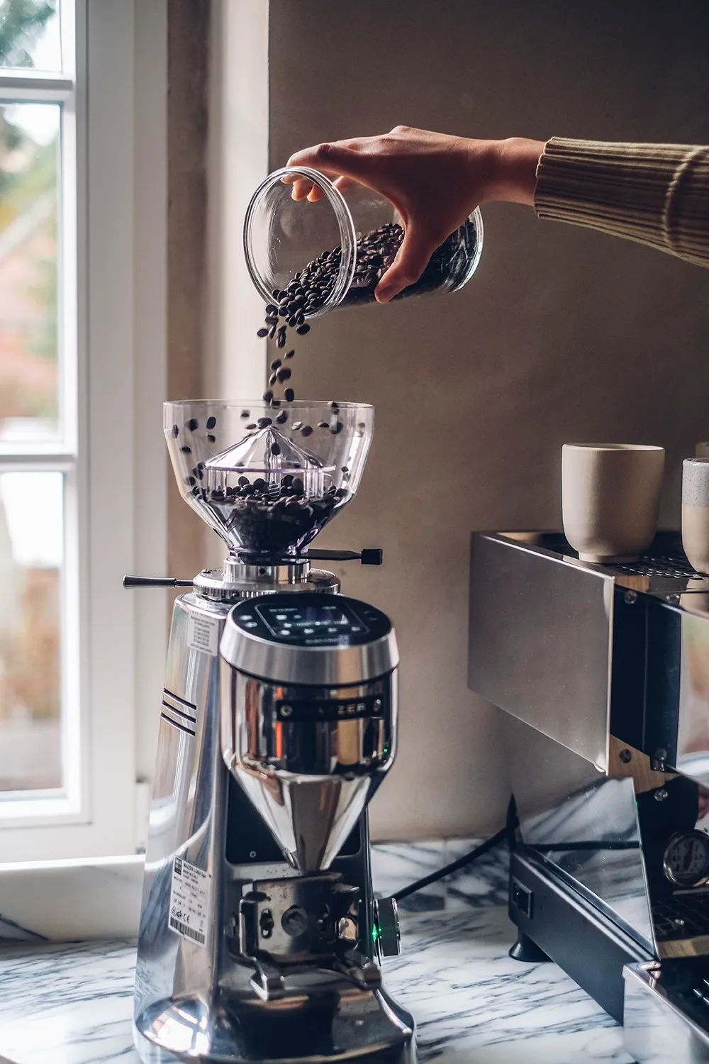 La Marzocco Linea Mini in Edelstahl auf einer Küchenzeile