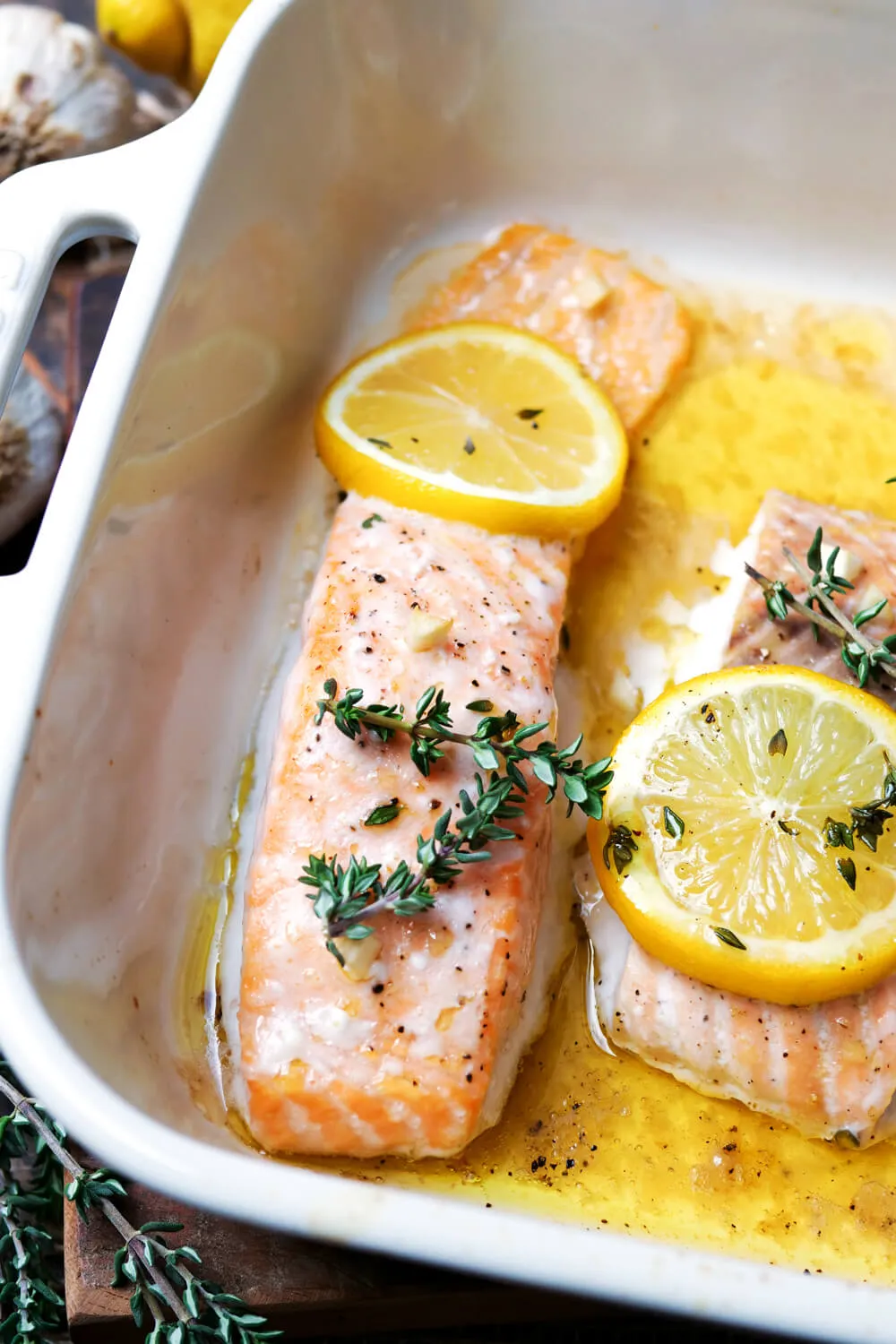 Lachs mit Zitronenscheiben, Thymian und Olivenöl in der Auflaufform