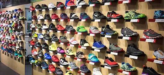 Ladenfront des WORKOUT CrossFit Stores in Prag, spezialisiert auf Fitnessausrüstung