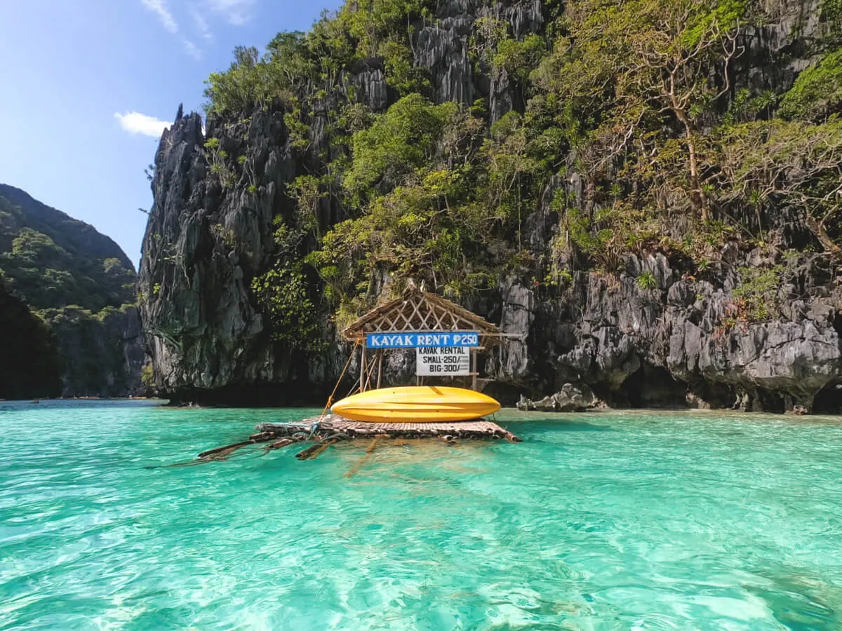 Lagune von El Nido auf den Philippinen mit karstigen Felsen und türkisblauem Wasser