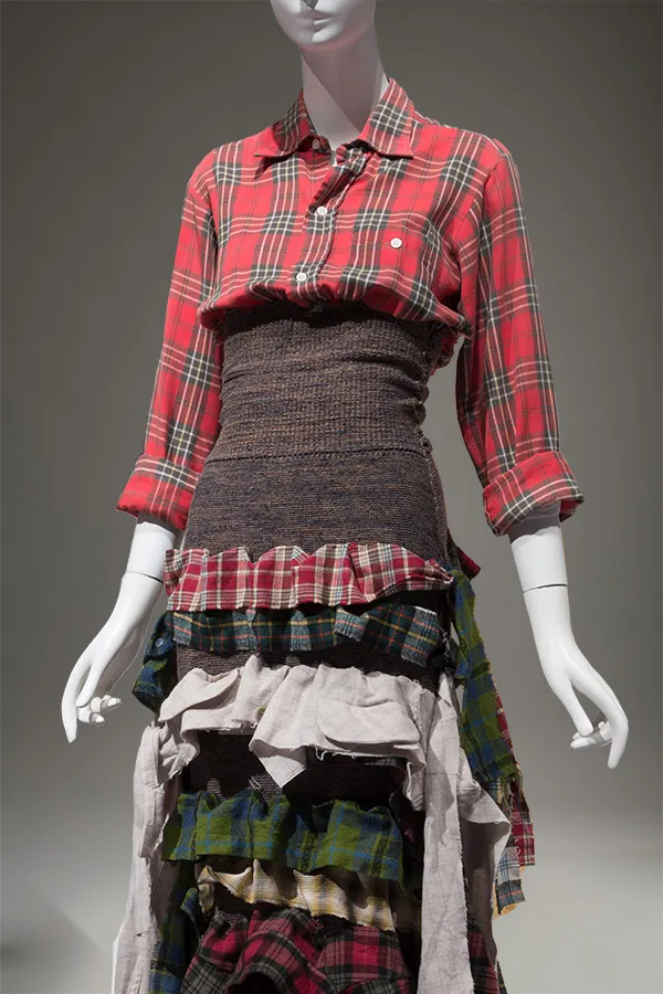 Langärmeliges, rotkariertes Hemdblusenkleid mit gestricktem Oberteil und mehrschichtigem Rock