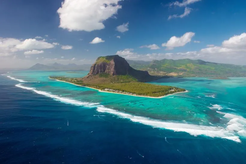 Le Morne Brabant auf Mauritius mit Berg und Strand