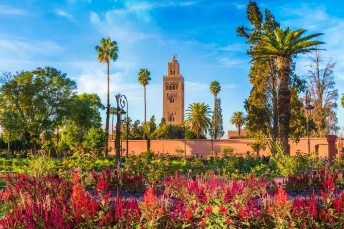 Lebhafter Marktplatz in Marrakesch mit traditionellen Gebäuden und geschäftigem Treiben