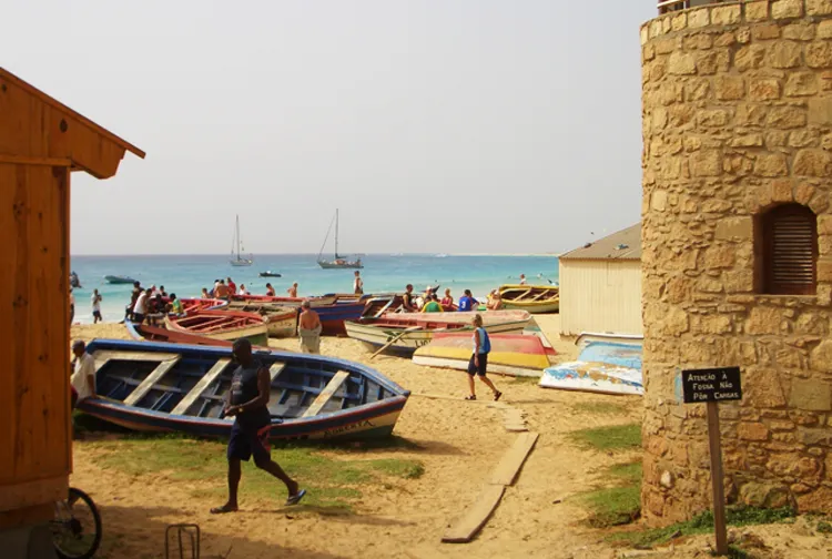 Lebhafter Strand von Santa Maria auf den Kapverden