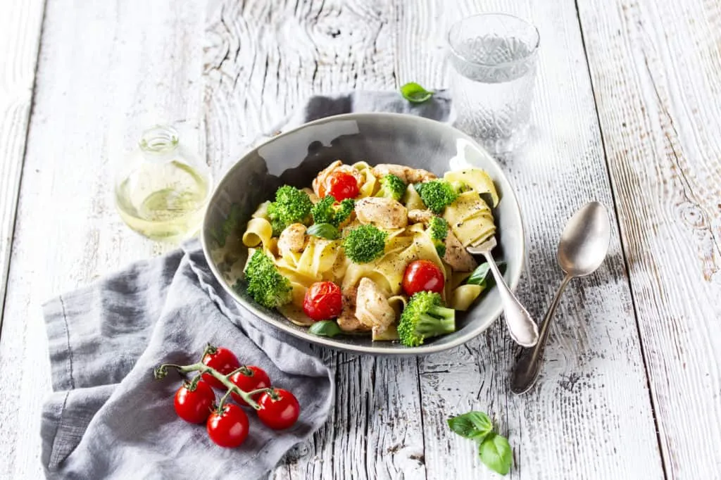 Leckere Bandnudeln mit würzigem Hähnchen, Brokkoli und Tomaten frisch zubereitet im Monsieur Cuisine