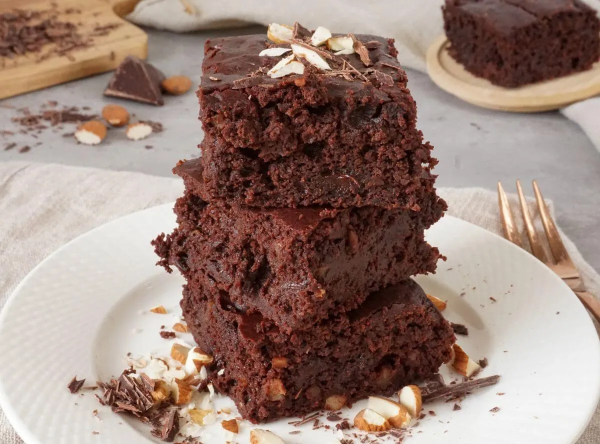 Leckere Schoko-Brownies mit Kidneybohnen, die saftig und kompakt sind, ideal zum Mitnehmen für jede Feier