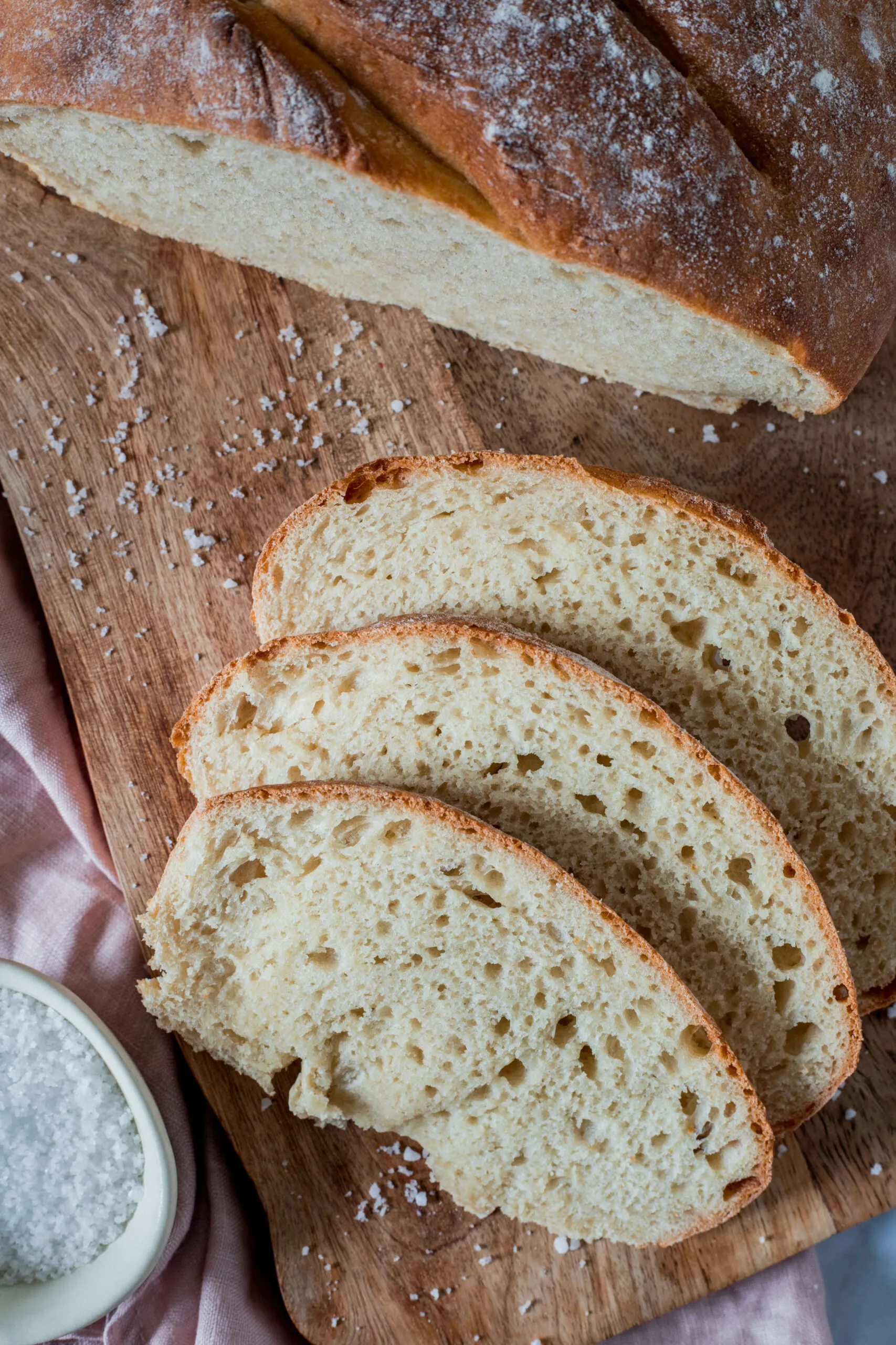Leckeres Frühstück für die ganze Familie: frisches, selbstgebackenes Brot.