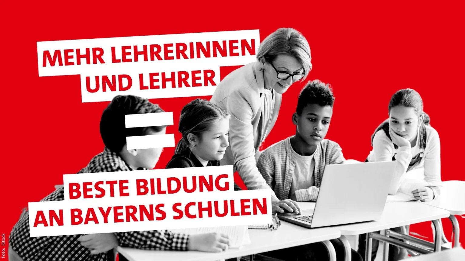 Lehrerin erklärt Kindern eine Aufgabe am Whiteboard