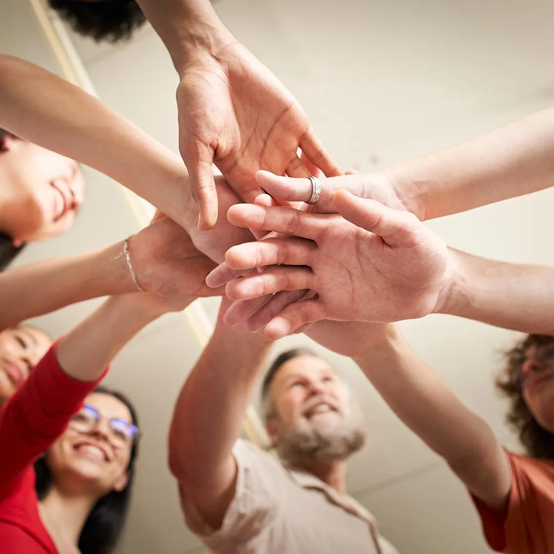 Lehrkräfte im Austausch: Ein Symbol für Zusammenhalt und gemeinsame Interessen im Berufsfeld.