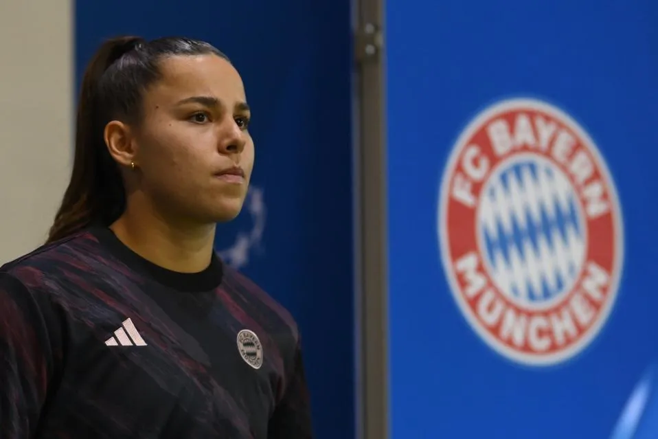 Lena Oberdorf im Trikot des FC Bayern München