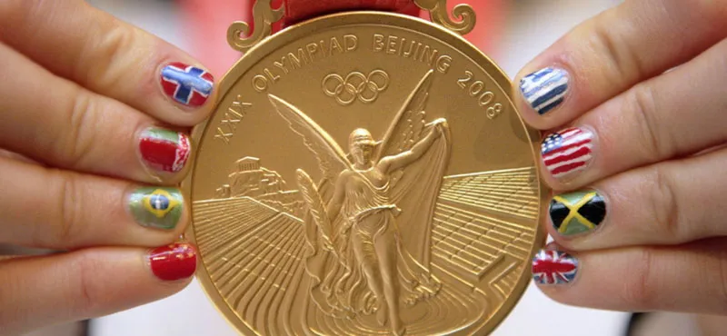 Lena Schöneborn mit ihren lackierten Fingernägeln und olympischem Gold