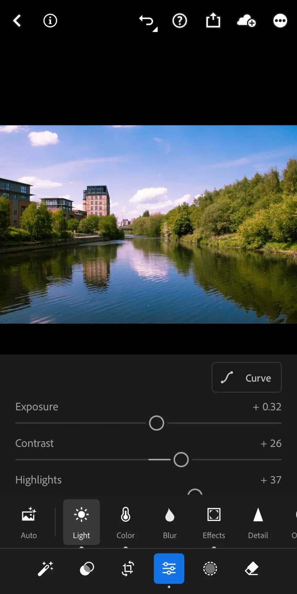 Lightroom Mobile Oberfläche auf einem Tablet, die ein Foto bearbeitet