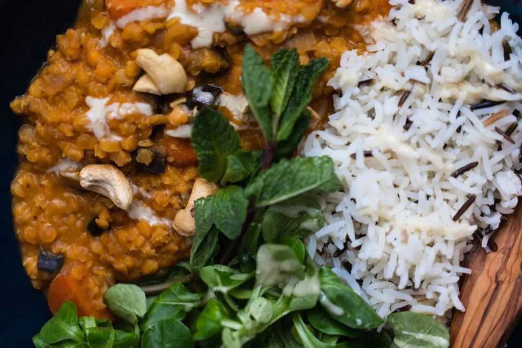 Linsencurry mit Reis in einer Schale, von oben gesehen