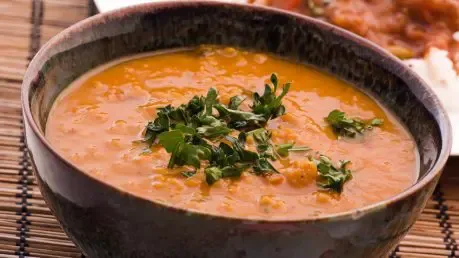 Linsensuppe nach türkischer Art, dampfend und servierfertig