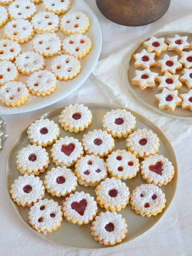 Linzer Augen, klassische österreichische Plätzchen mit Marmeladenfüllung und Puderzucker