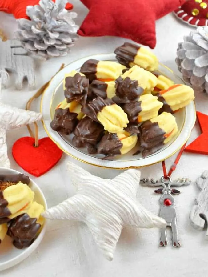 Linzer Stangerl, klassisches Spritzgebäck mit Marillenmarmelade und Schokoglasur