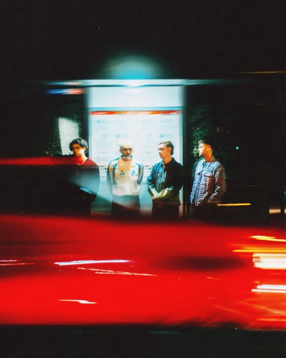 Lionel Messi in einem ikonischen Moment, der den WM-Pokal 2022 in den Händen hält und jubelt