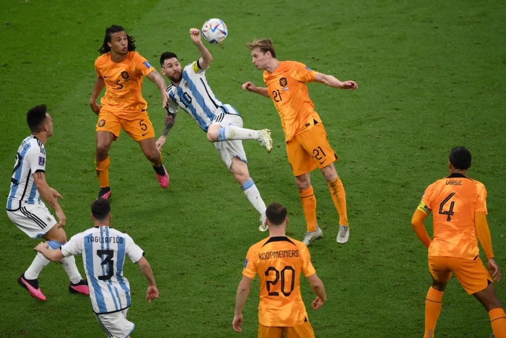 Lionel Messi kämpft um den Ball gegen Frenkie De Jong im Viertelfinale.