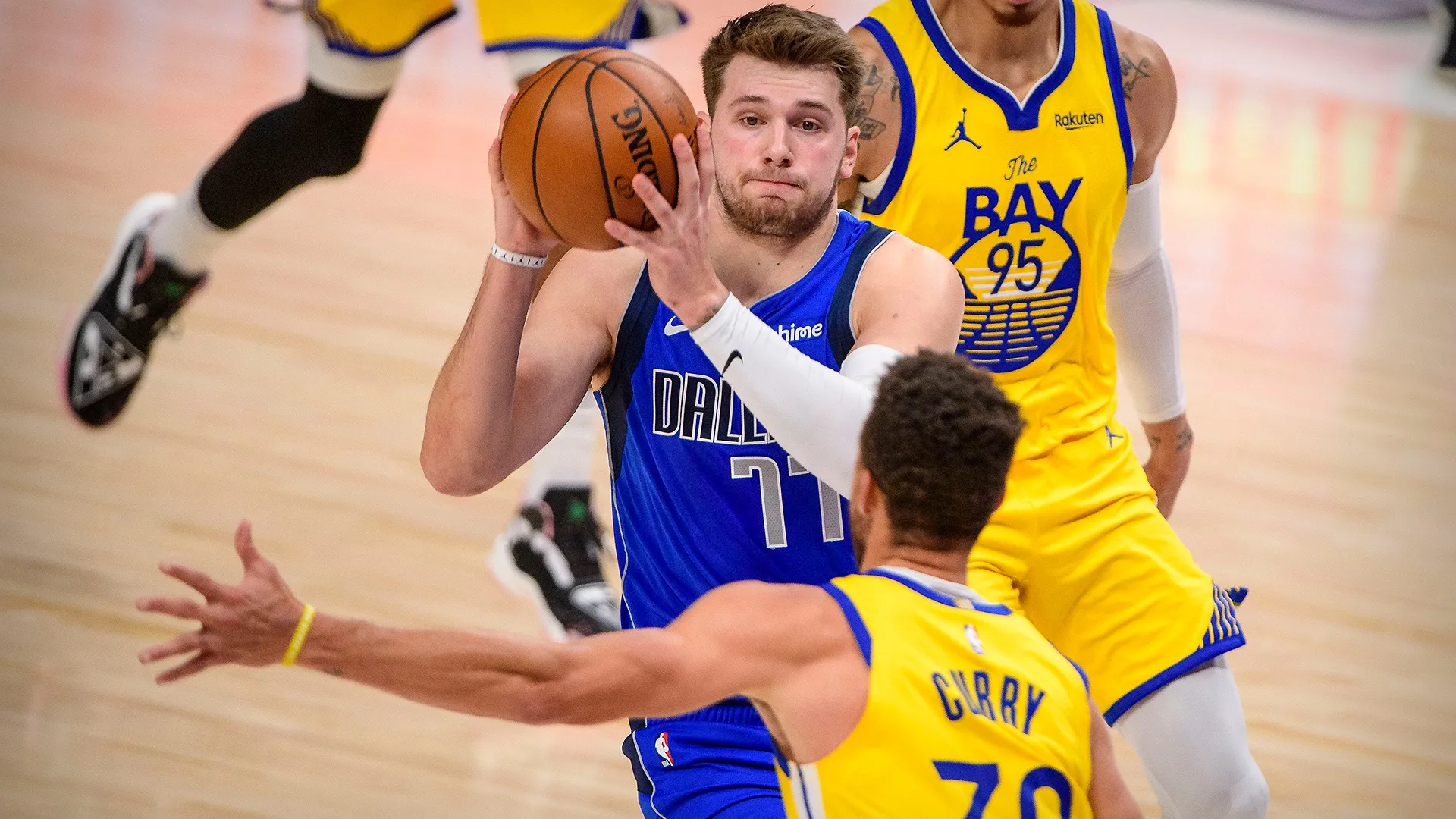 Luka Dončić von den Dallas Mavericks im Duell mit Stephen Curry.