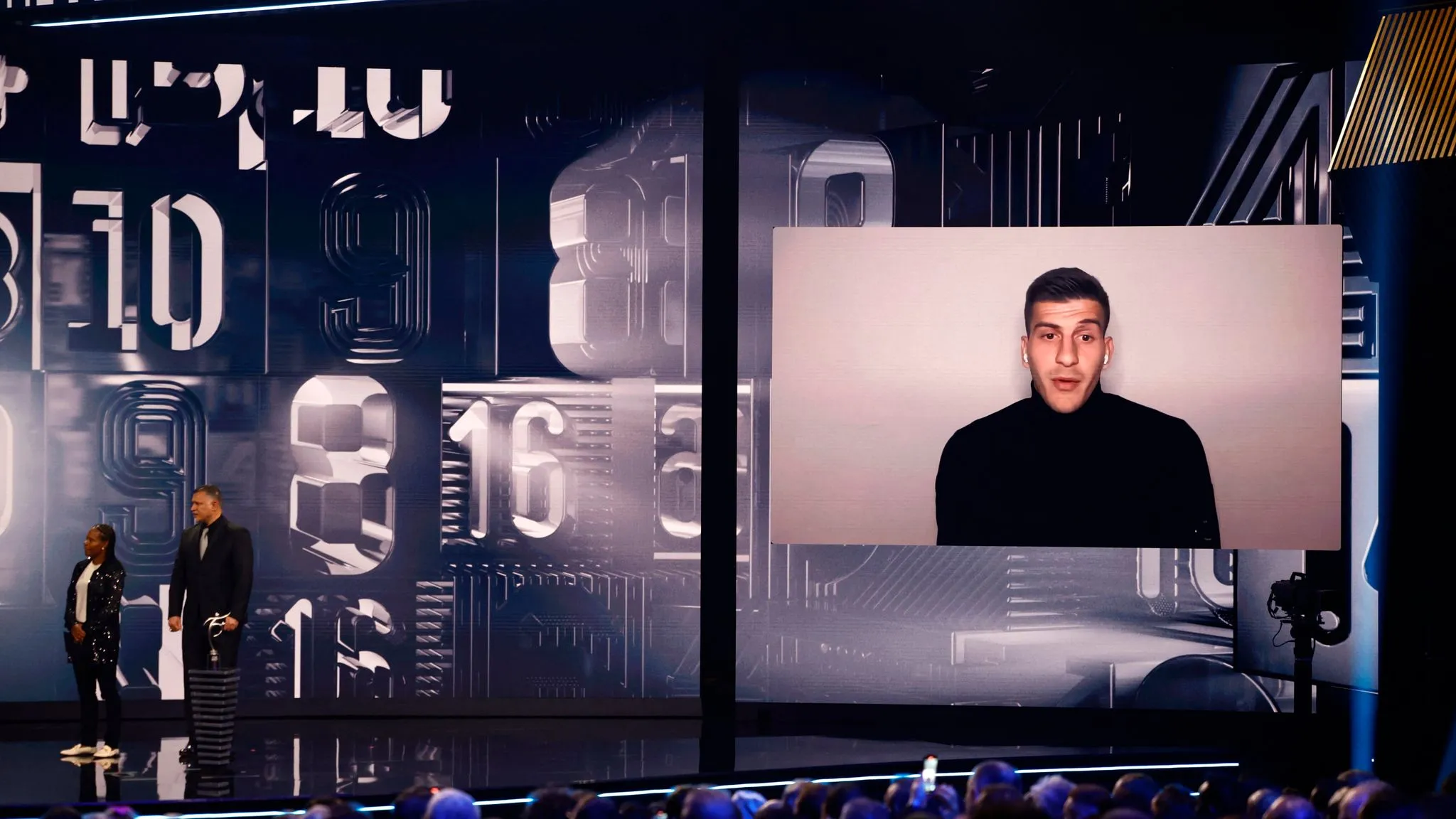 Luka Lochoshvili nimmt den FIFA Fair Play Award entgegen