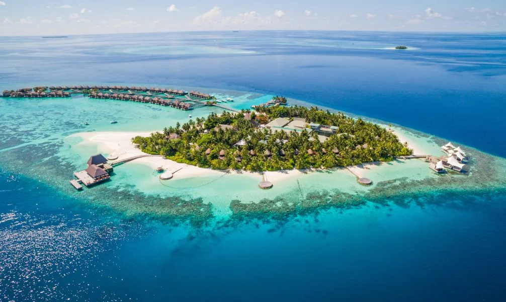 Luxuriöse Wasserbungalows auf den Malediven, um Weihnachten im Paradies zu verbringen